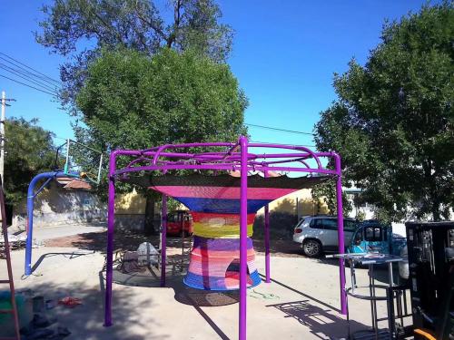 Rainbow Net Tower интерактивный вязаный лабиринт