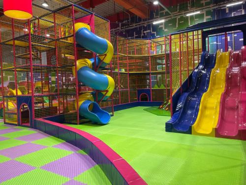 Лабиринт Г-образный с горками и сухим бассейном 105 м2 (85389)