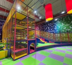 Лабиринт Г-образный с горками и сухим бассейном 105 м2 (85389) фото 1